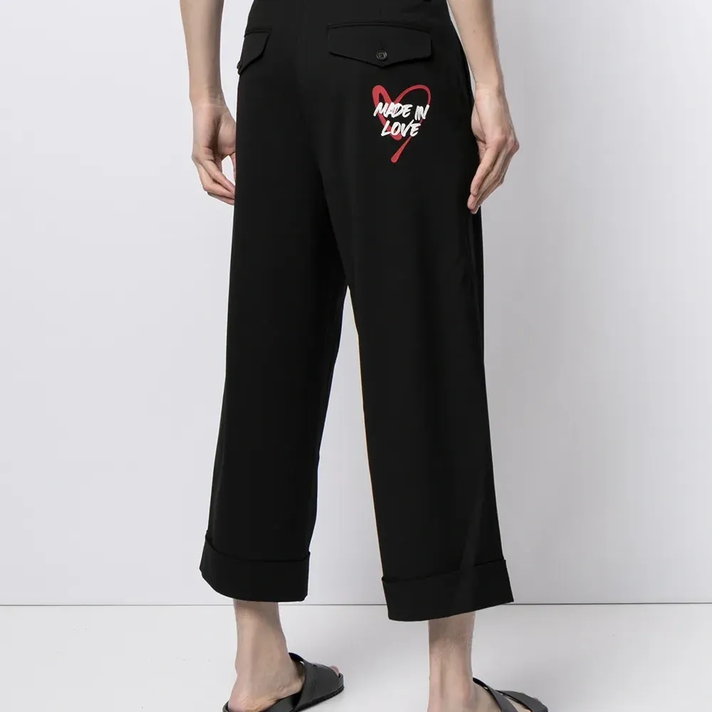 укороченные брюки с надписью