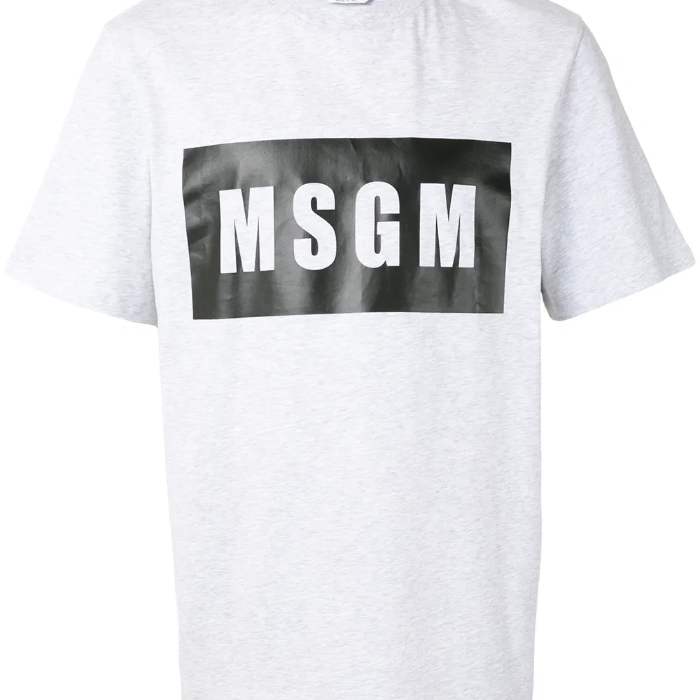 Футболка с логотипом