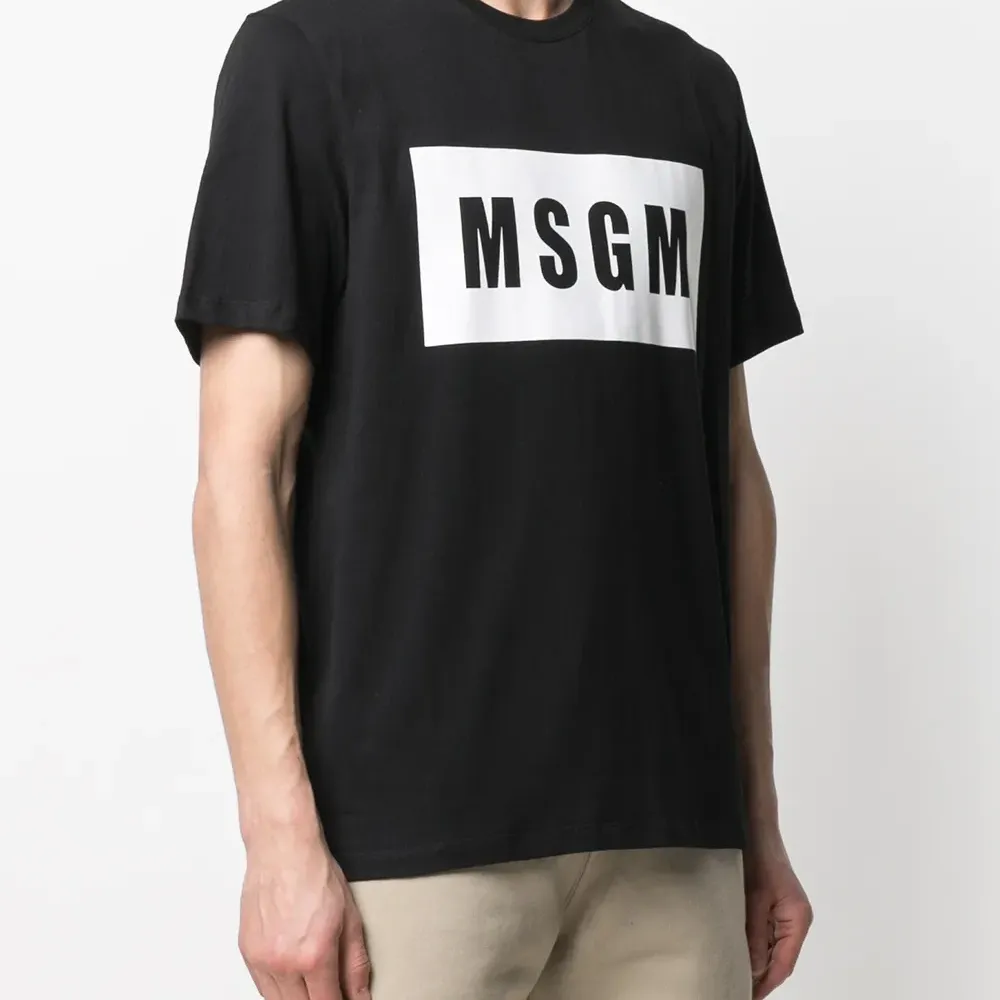 Футболка с логотипом