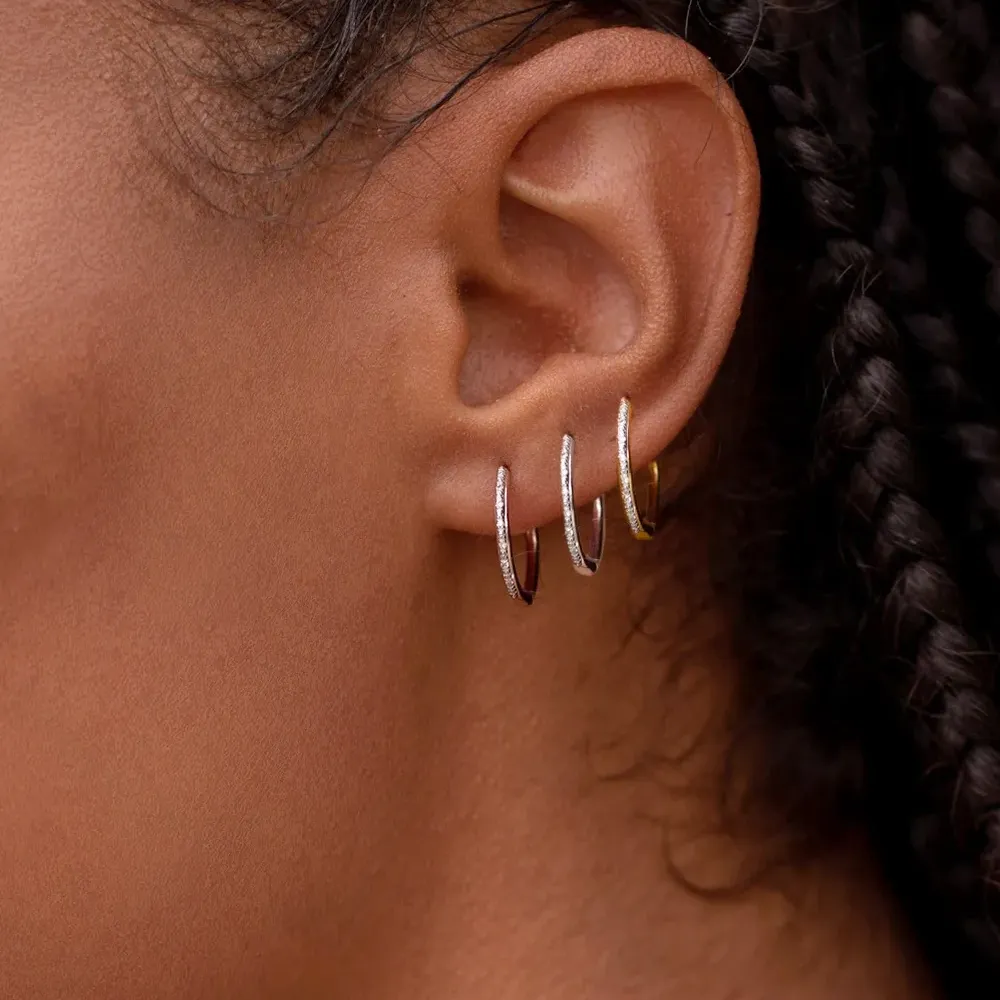 Серьги Riva Wave Medium Hoop с бриллиантами