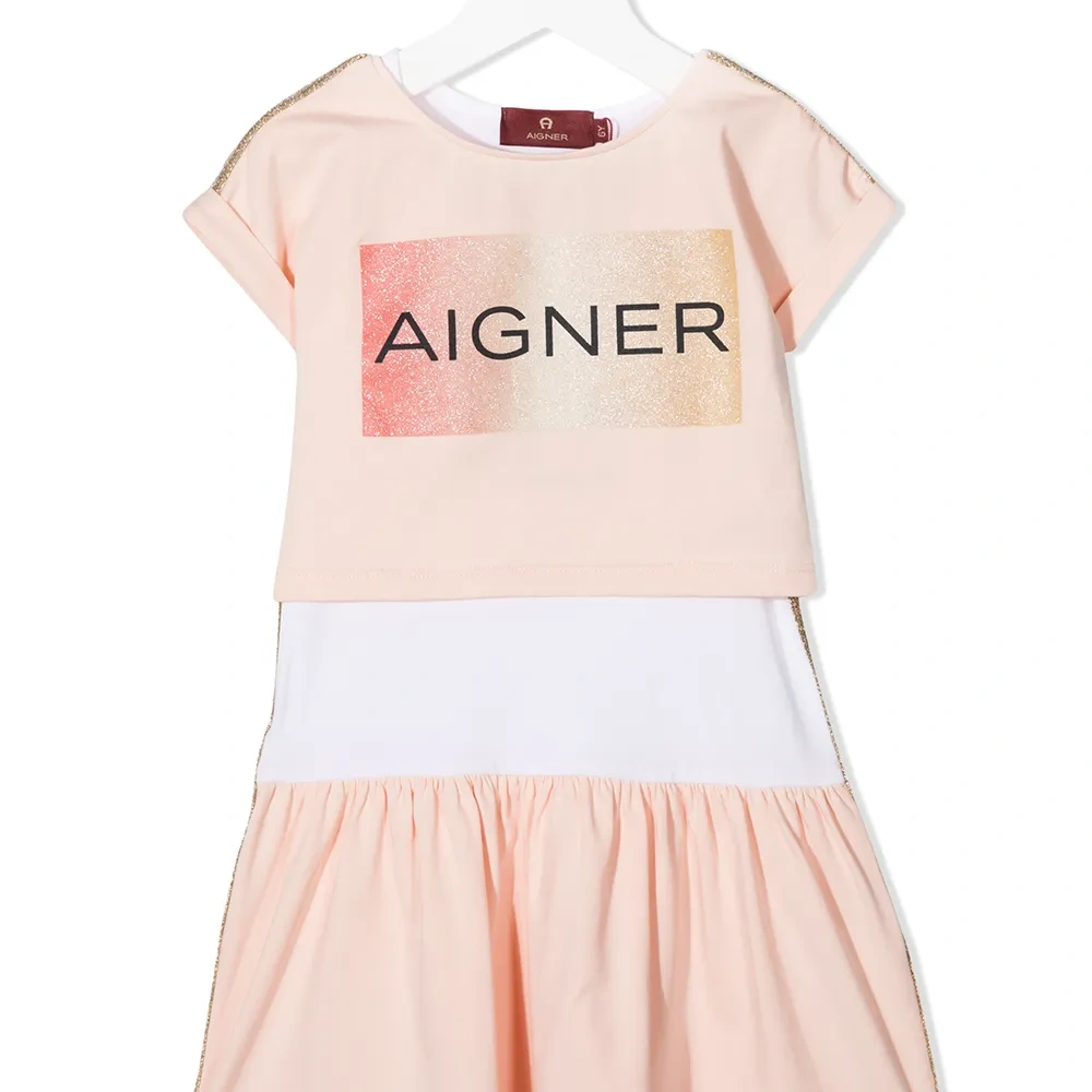 платье с короткими рукавами и логотипом