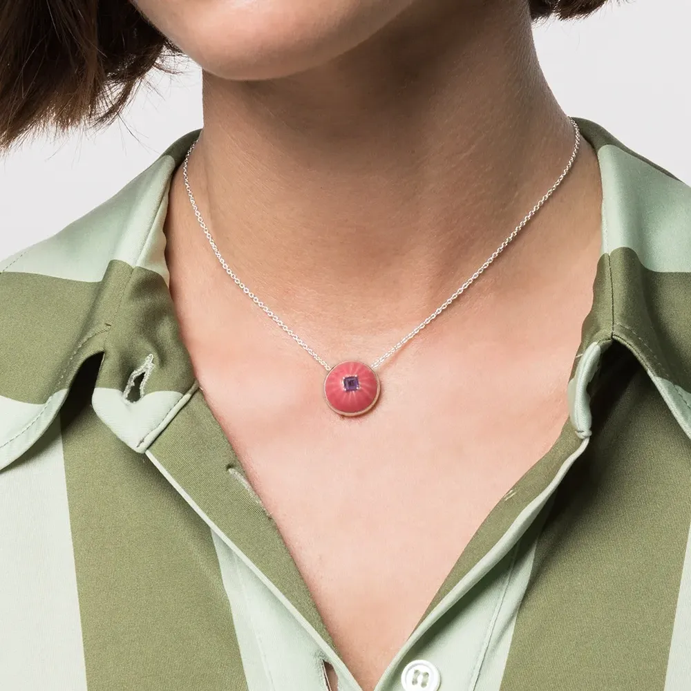 Колье с эмалированной подвеской