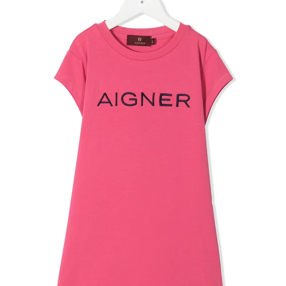 платье-футболка с вышитым логотипом