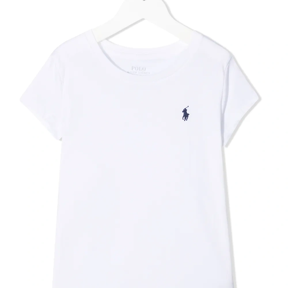 Футболка с вышитым логотипом