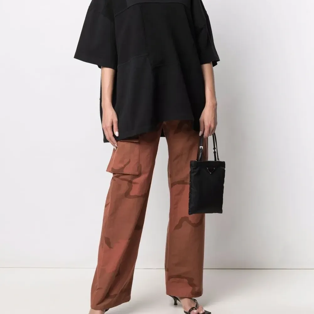 футболка с вышитым логотипом