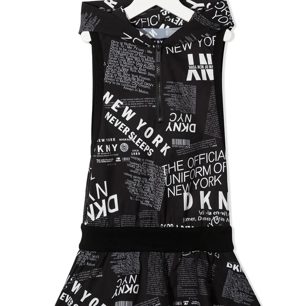 Платье с капюшоном и графичным принтом