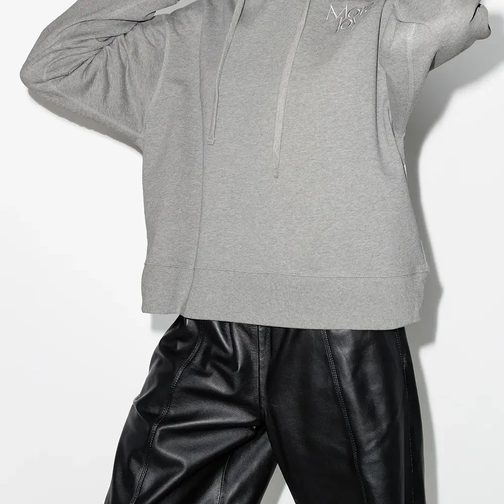 Укороченное худи с вышитым логотипом