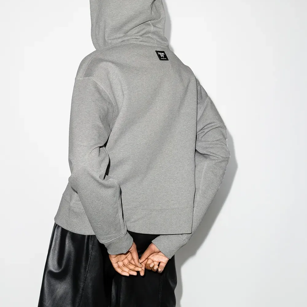 Укороченное худи с вышитым логотипом