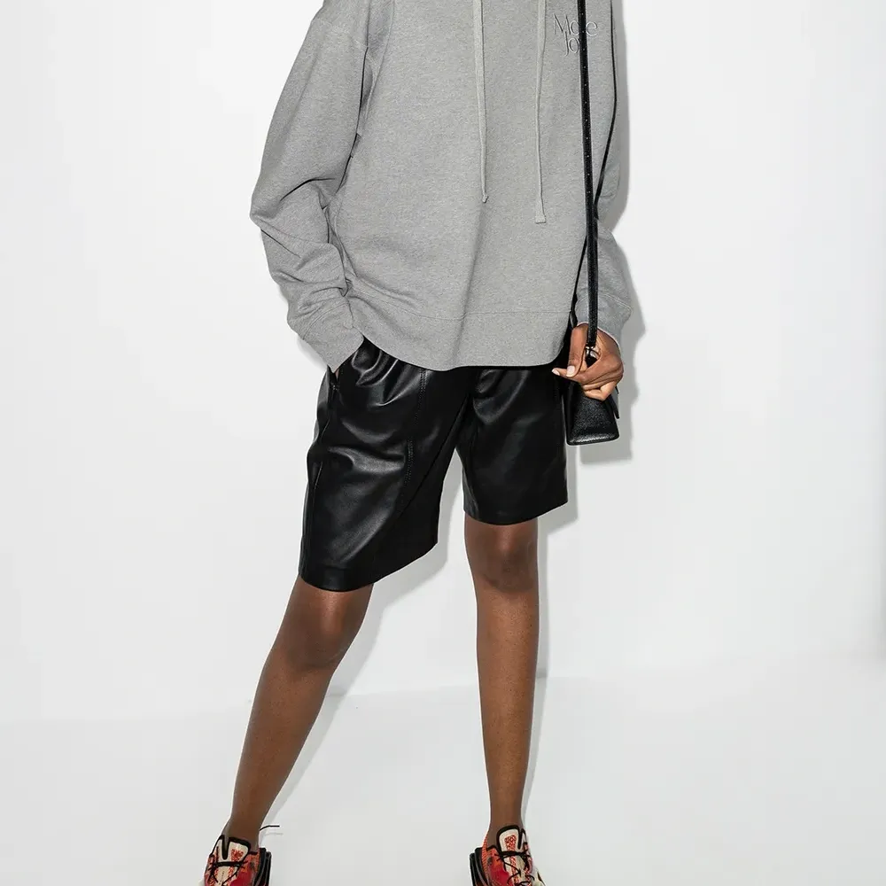 Укороченное худи с вышитым логотипом