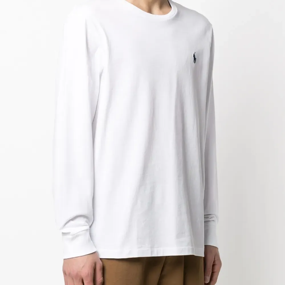 Футболка с вышитым логотипом