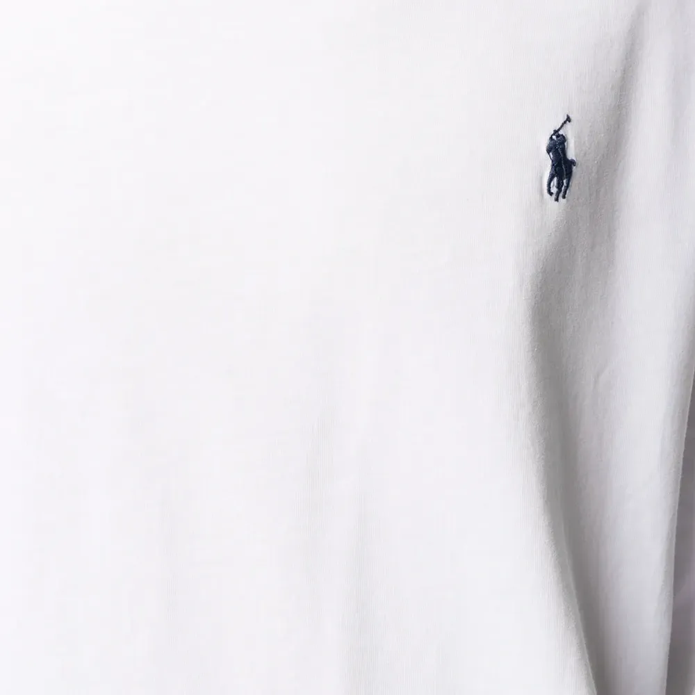 Футболка с вышитым логотипом