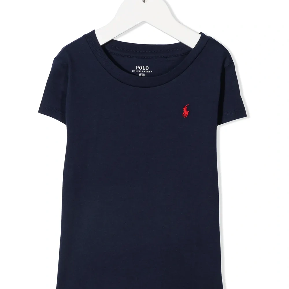 Футболка с вышитым логотипом