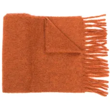 Шарф с нашивкой-логотипом и бахромой