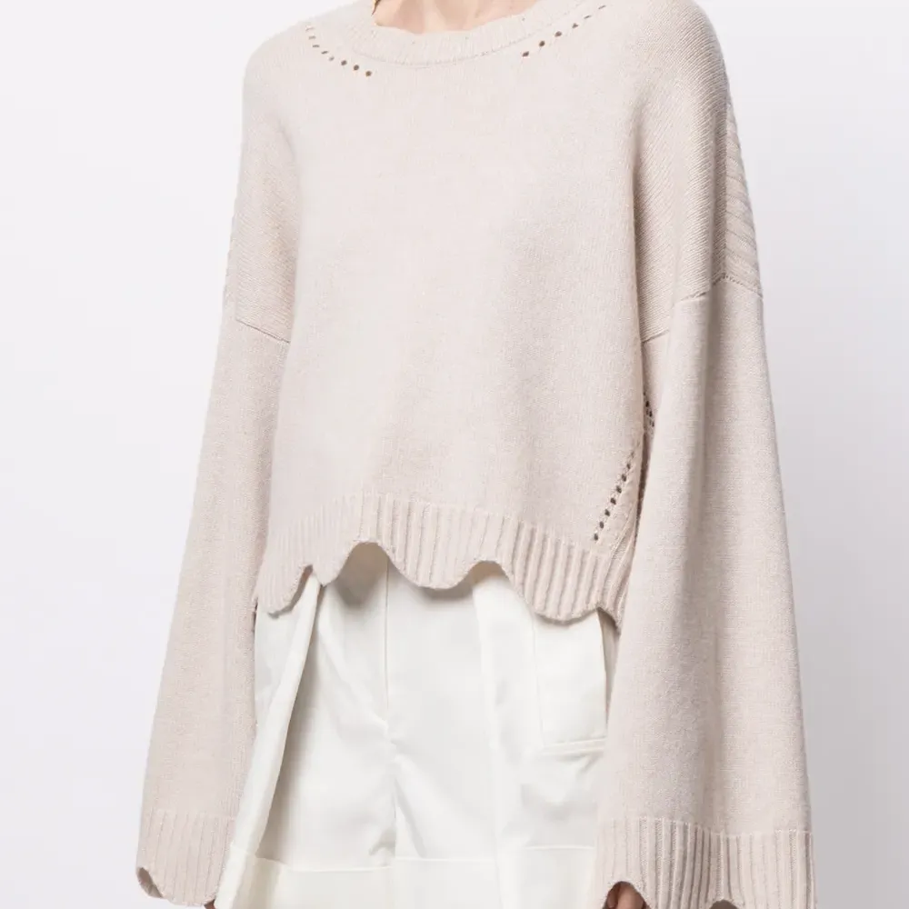 Джемпер с круглым вырезом и фестонами Джемпер с круглым вырезом и фестонами