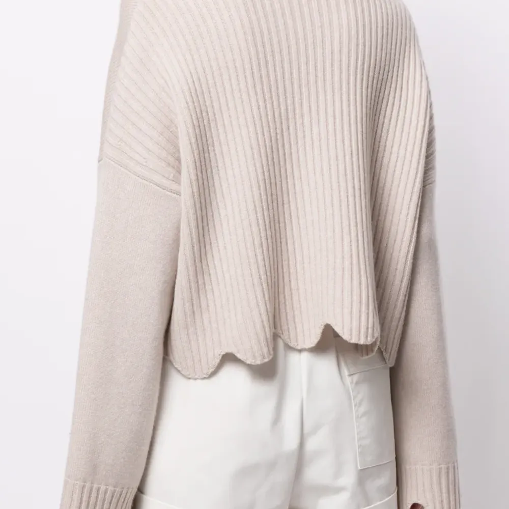 Джемпер с круглым вырезом и фестонами Джемпер с круглым вырезом и фестонами