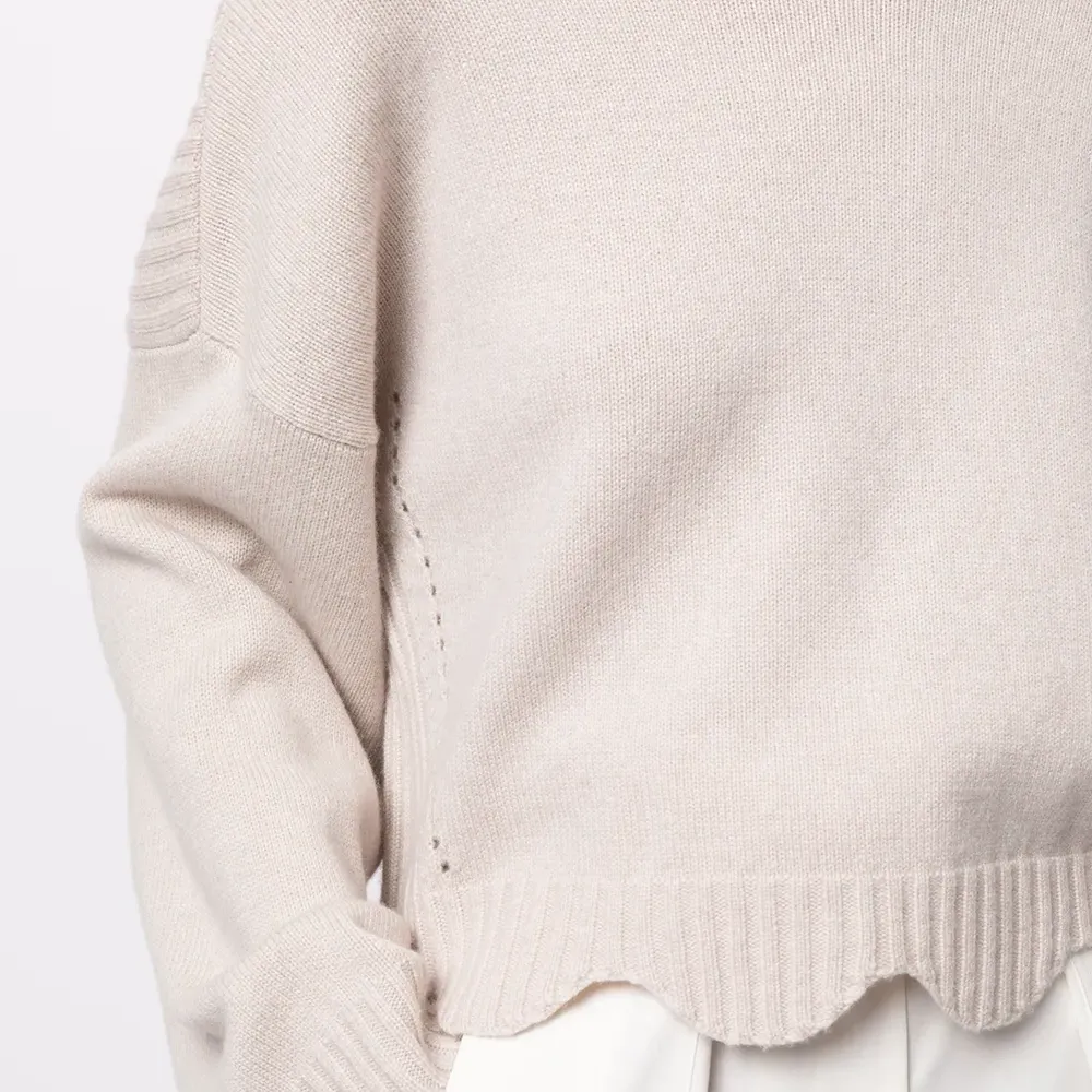 Джемпер с круглым вырезом и фестонами Джемпер с круглым вырезом и фестонами