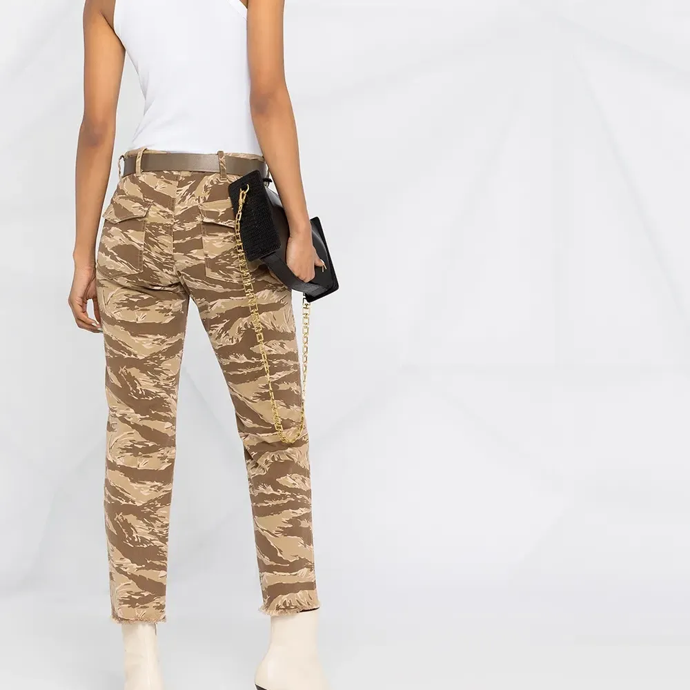 Укороченные камуфляжные брюки