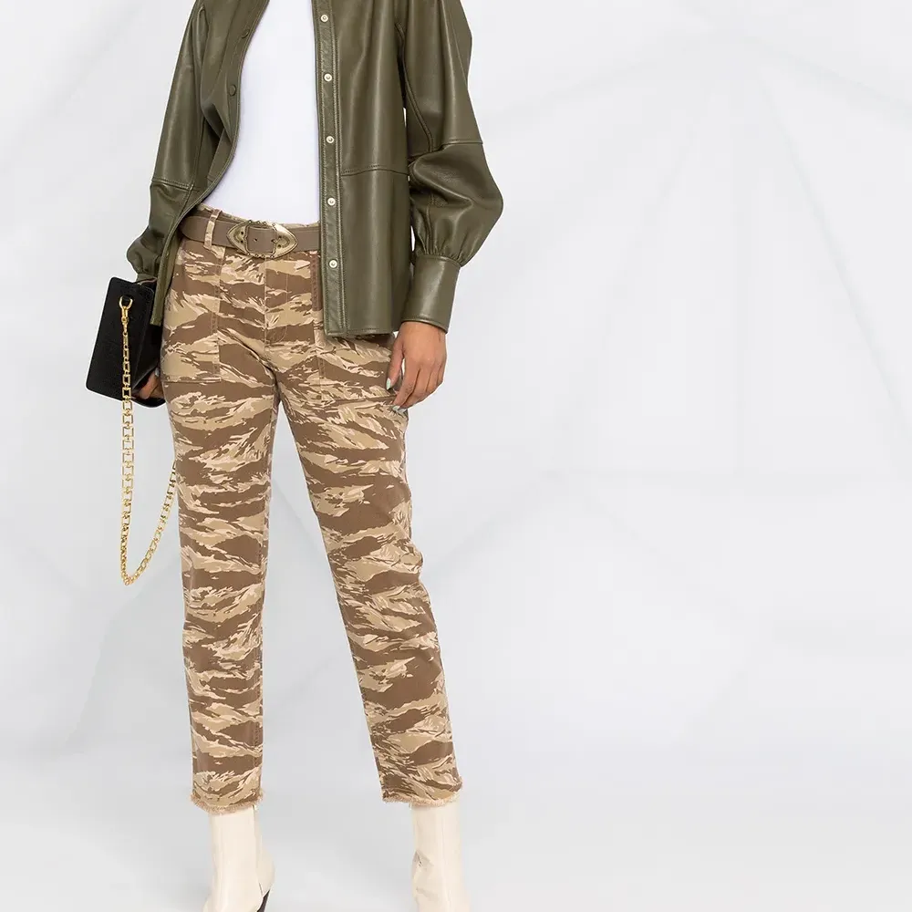 Укороченные камуфляжные брюки