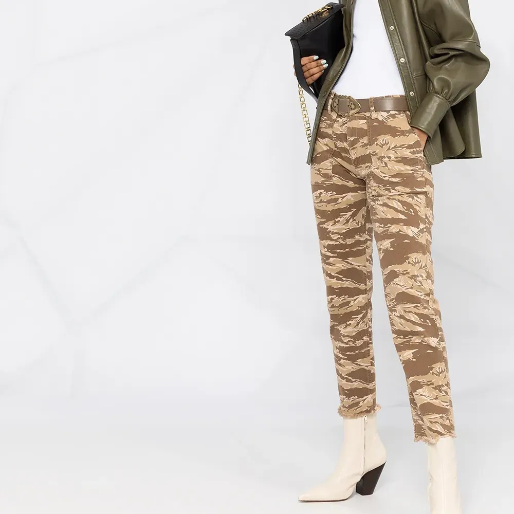 Укороченные камуфляжные брюки