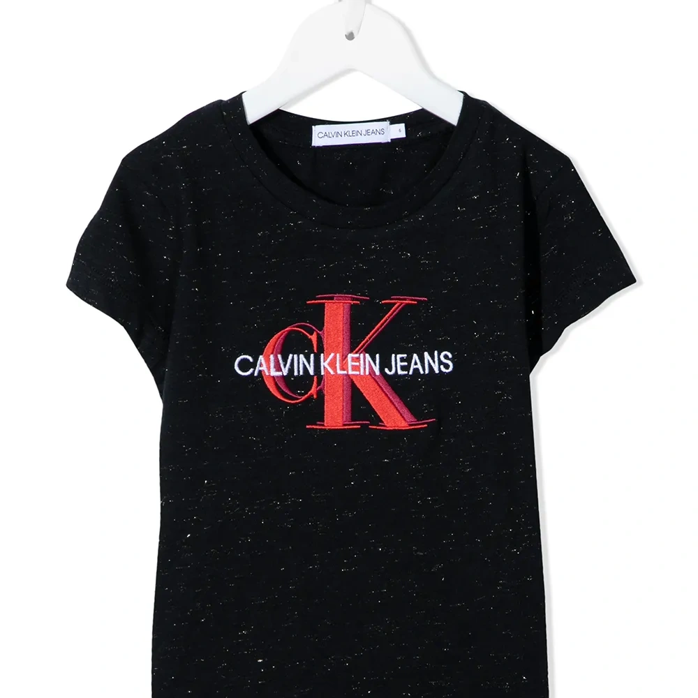 футболка с логотипом