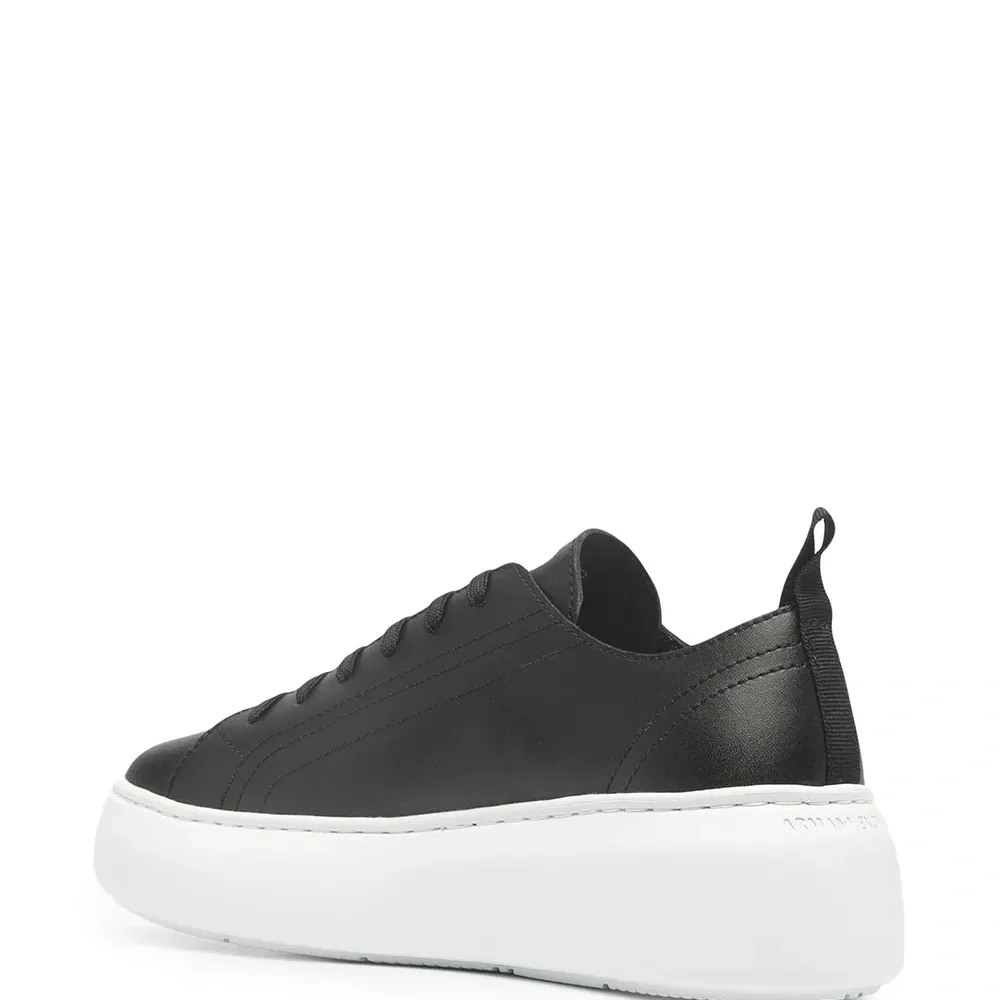 Массивные кроссовки на шнуровке