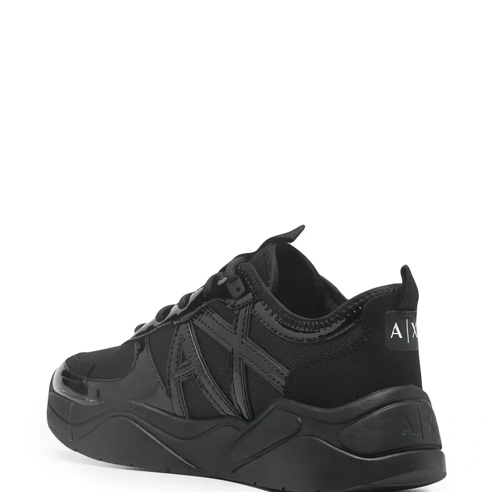 Кроссовки с логотипом