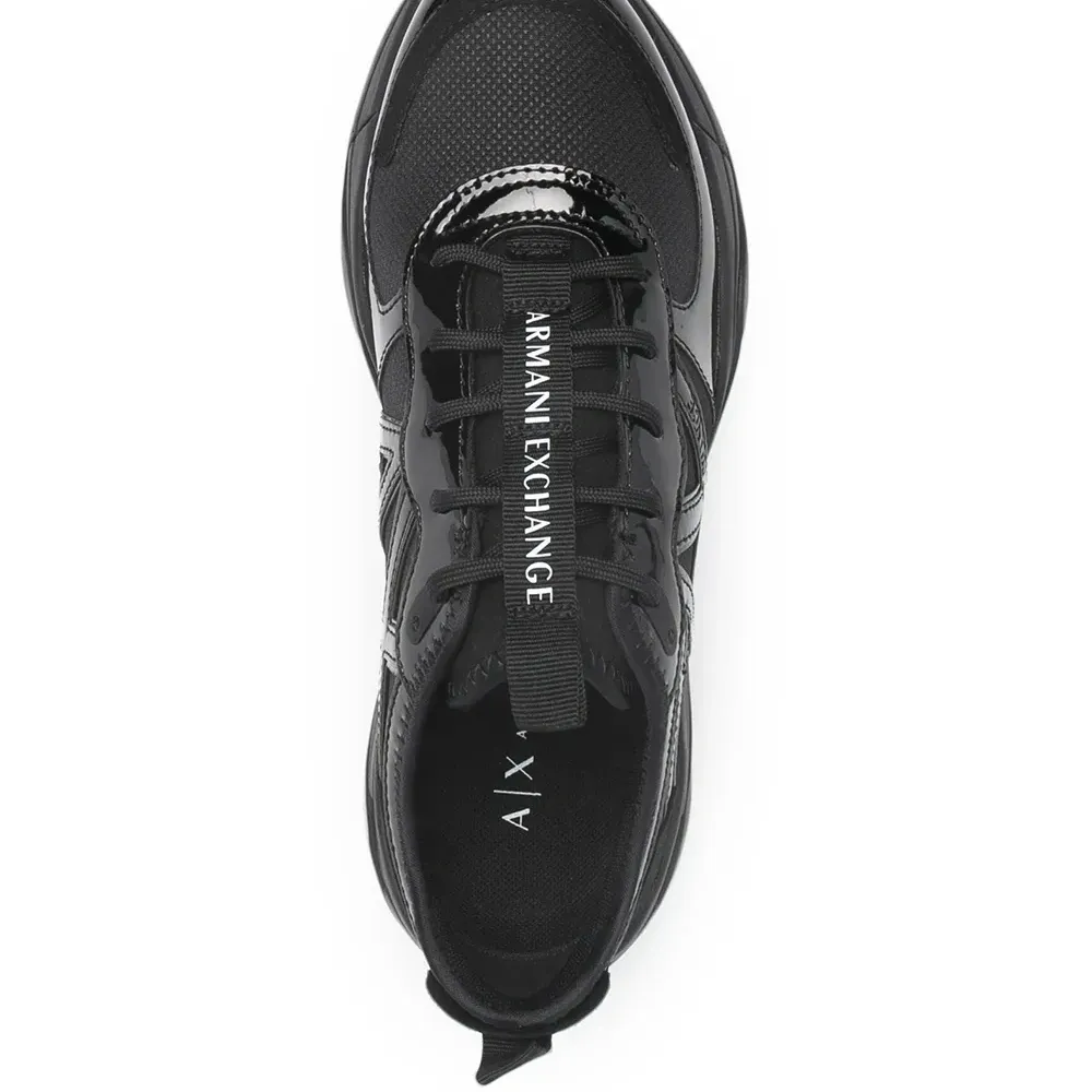 Кроссовки с логотипом