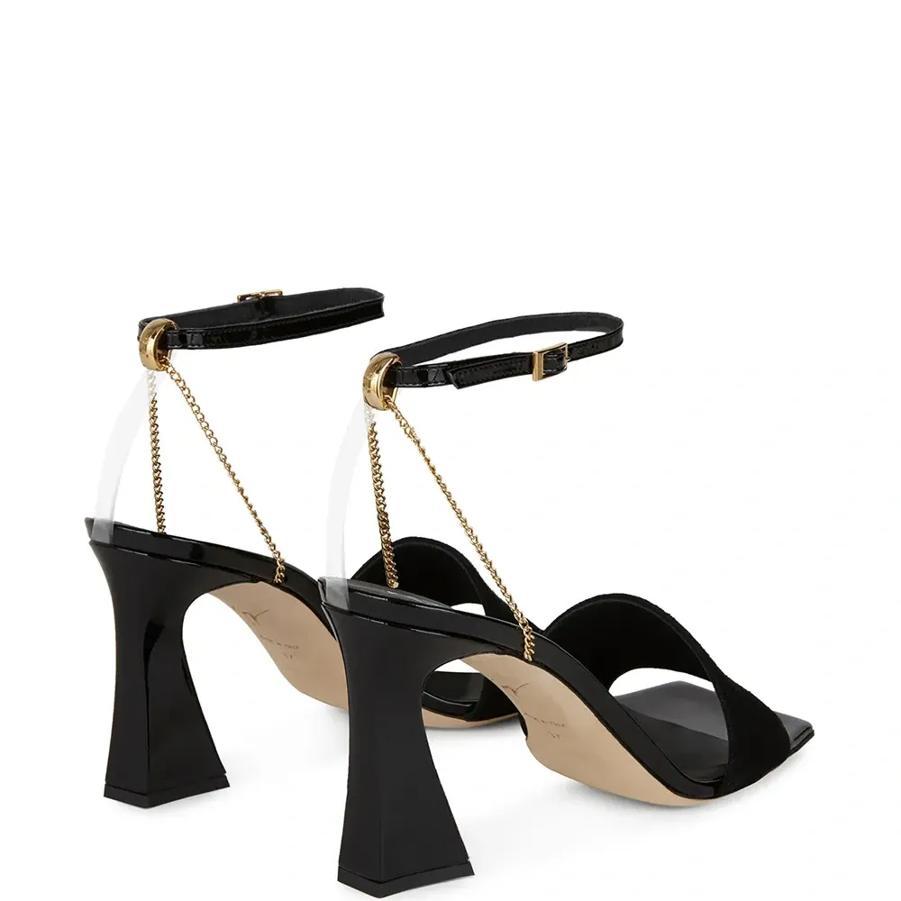 Босоножки на скульптурном каблуке