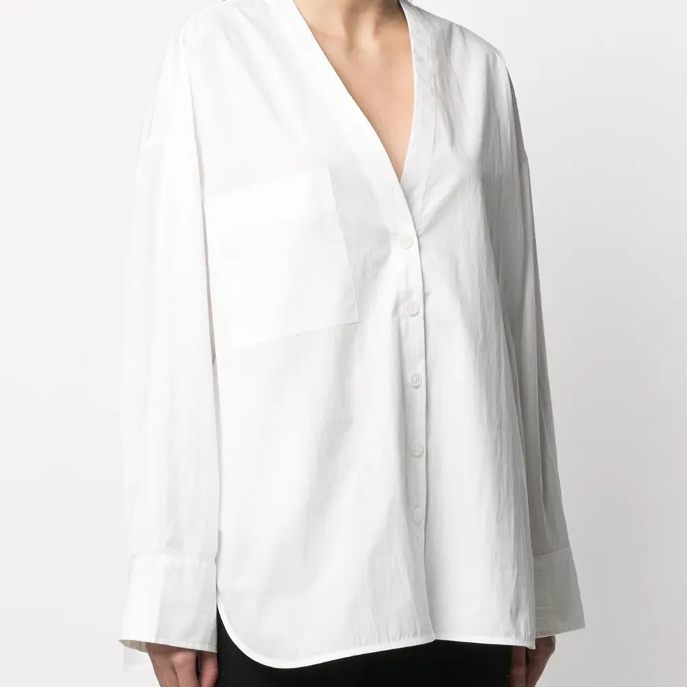 Рубашка свободного кроя с V-образным вырезом