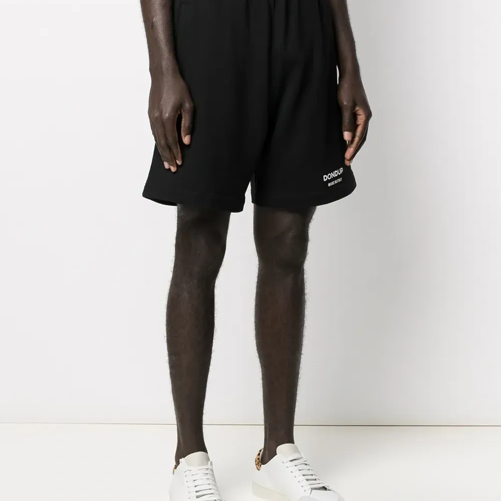 Спортивные шорты с логотипом