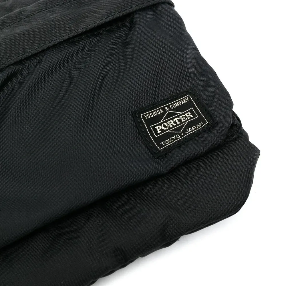 Сумка-мессенджер с нашивкой-логотипом