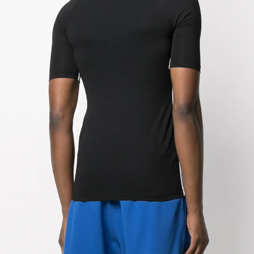 Футболка с логотипом