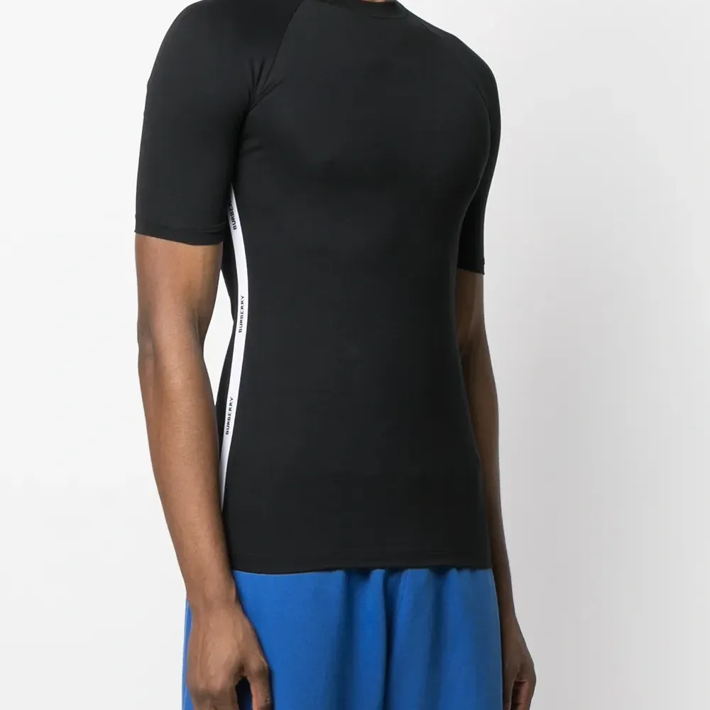 Футболка с логотипом