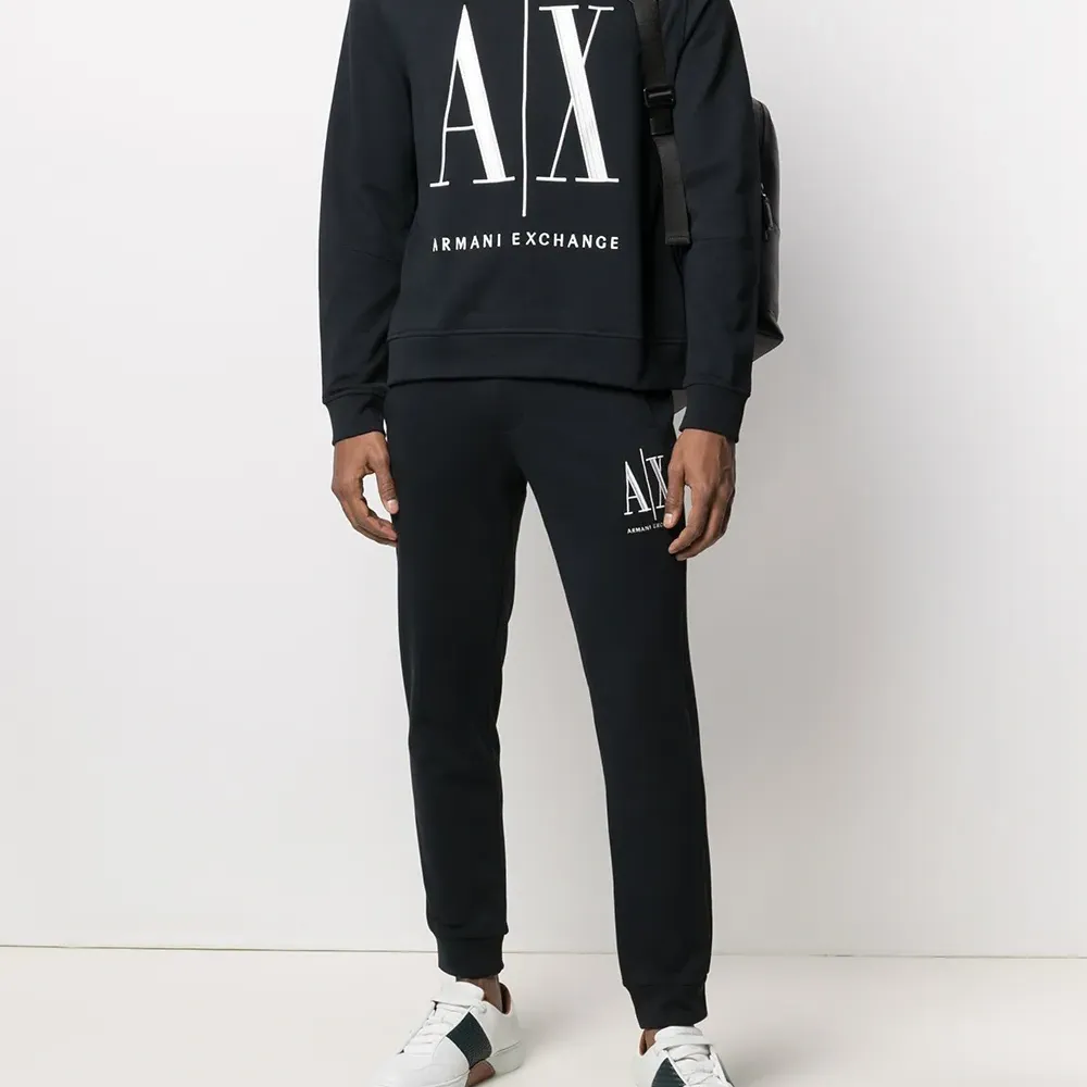 Спортивные брюки с вышитым логотипом