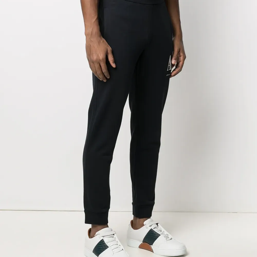 Спортивные брюки с вышитым логотипом