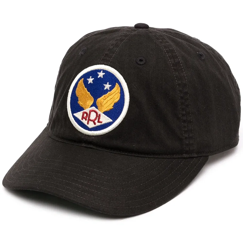 кепка с нашивкой-логотипом