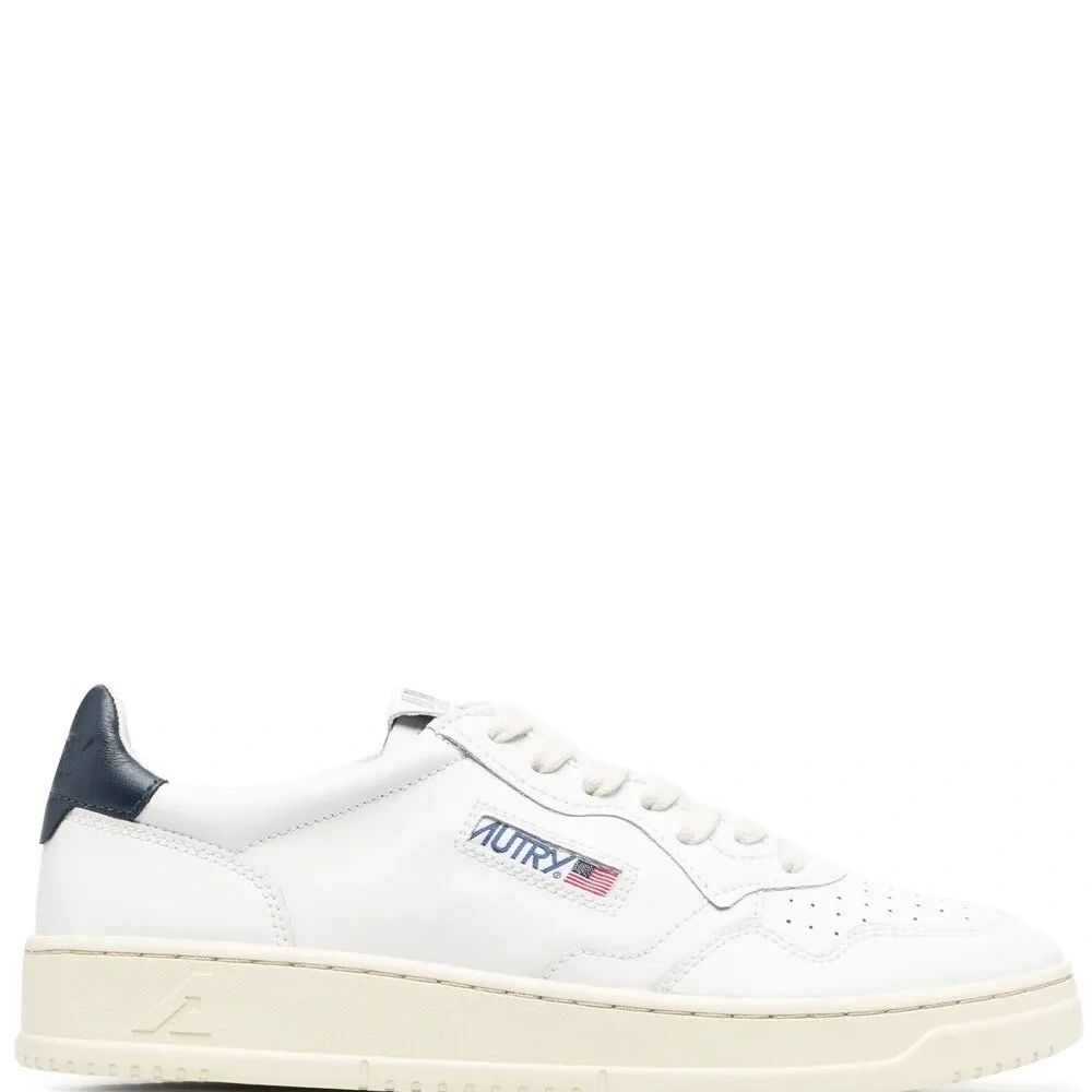 Кроссовки с нашивкой-логотипом