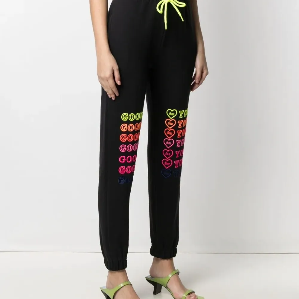 спортивные брюки с кулиской и надписью