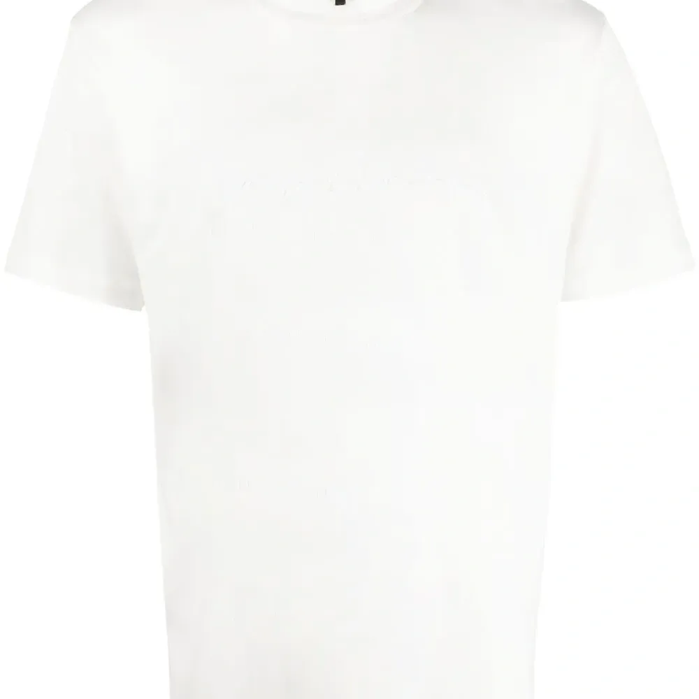 Футболка с вышитым логотипом