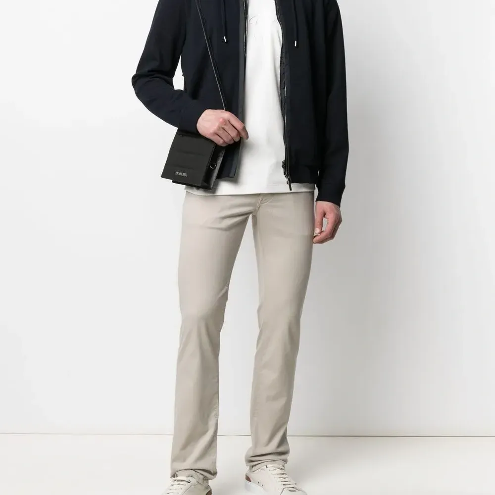 Футболка с вышитым логотипом