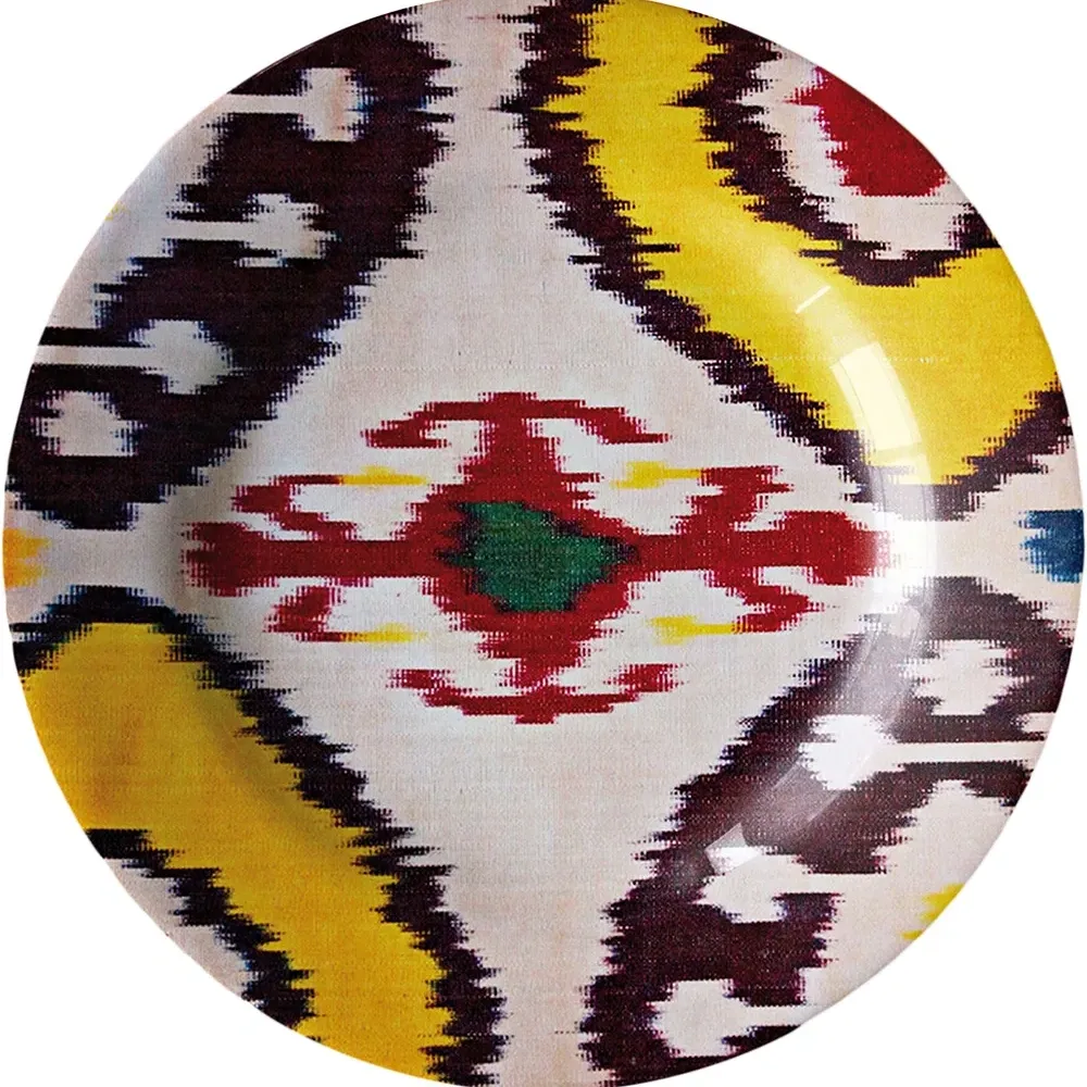 Керамическая тарелка с узором икат (28 см)