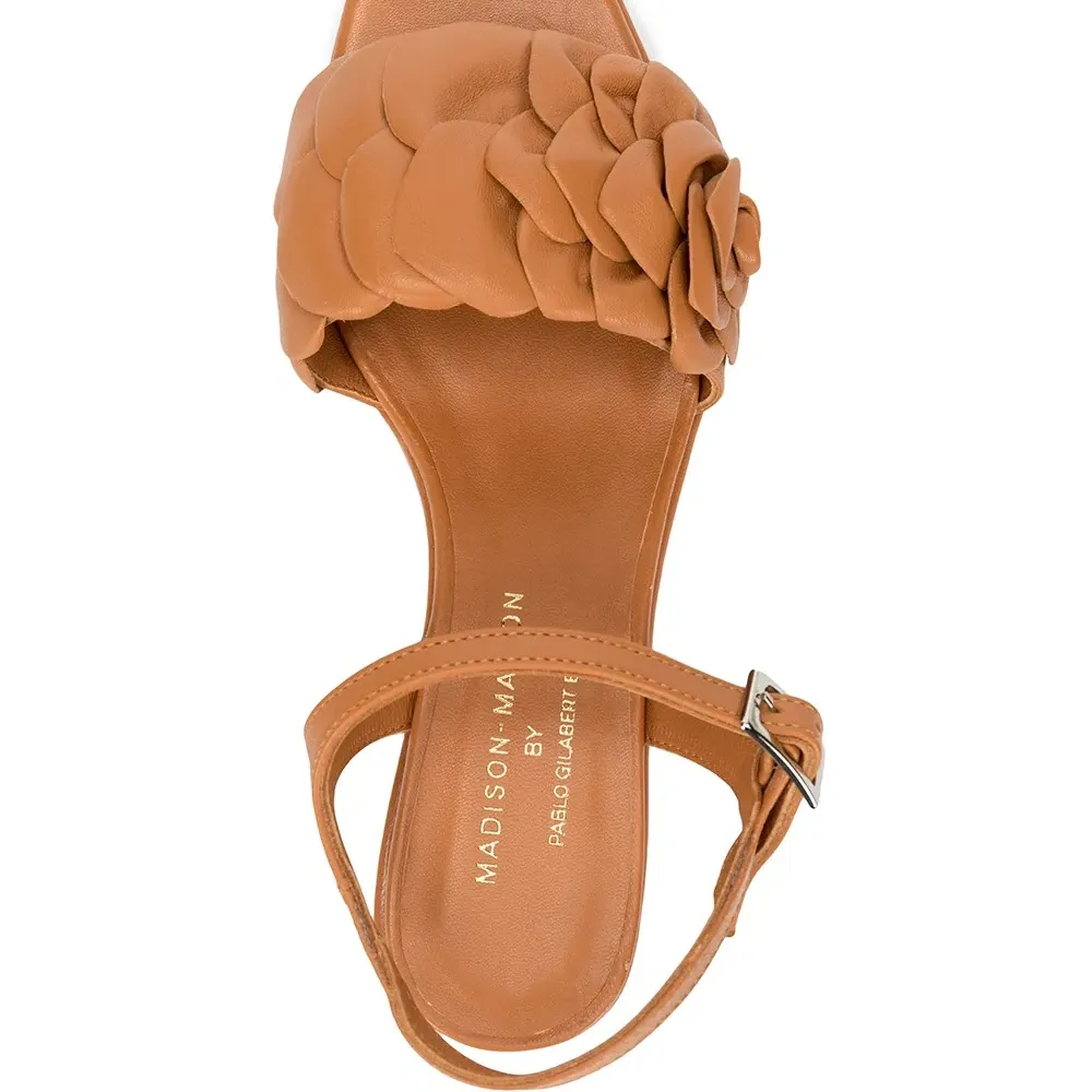 Босоножки на платформе с цветочной аппликацией