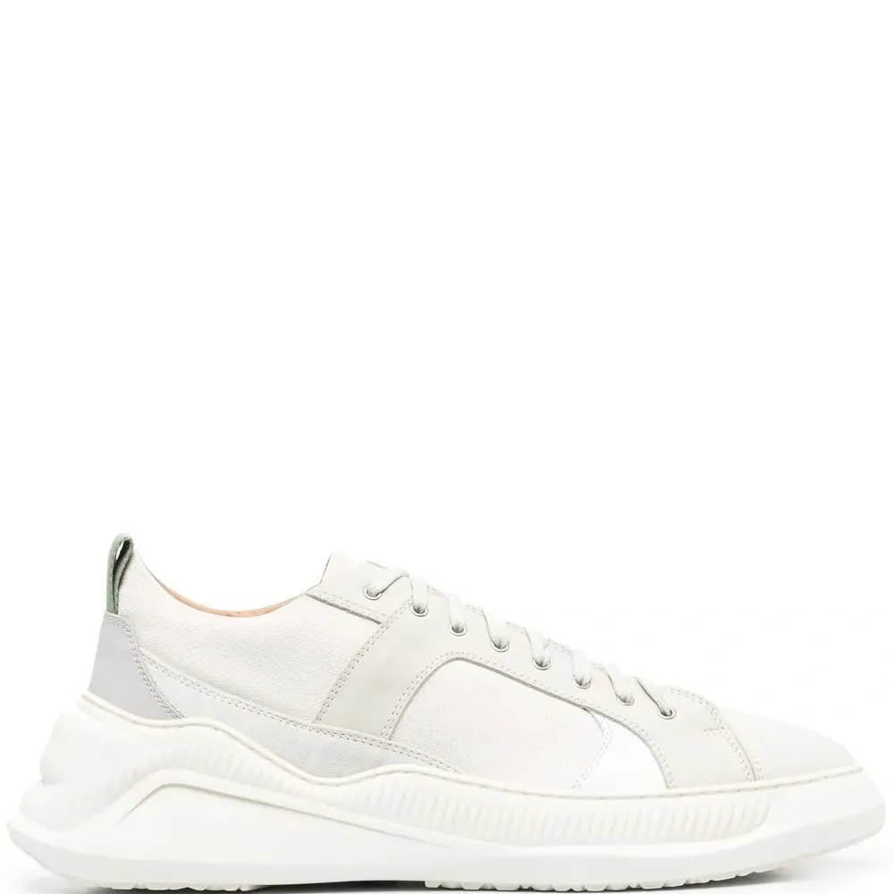 Высокие кроссовки на массивной подошве