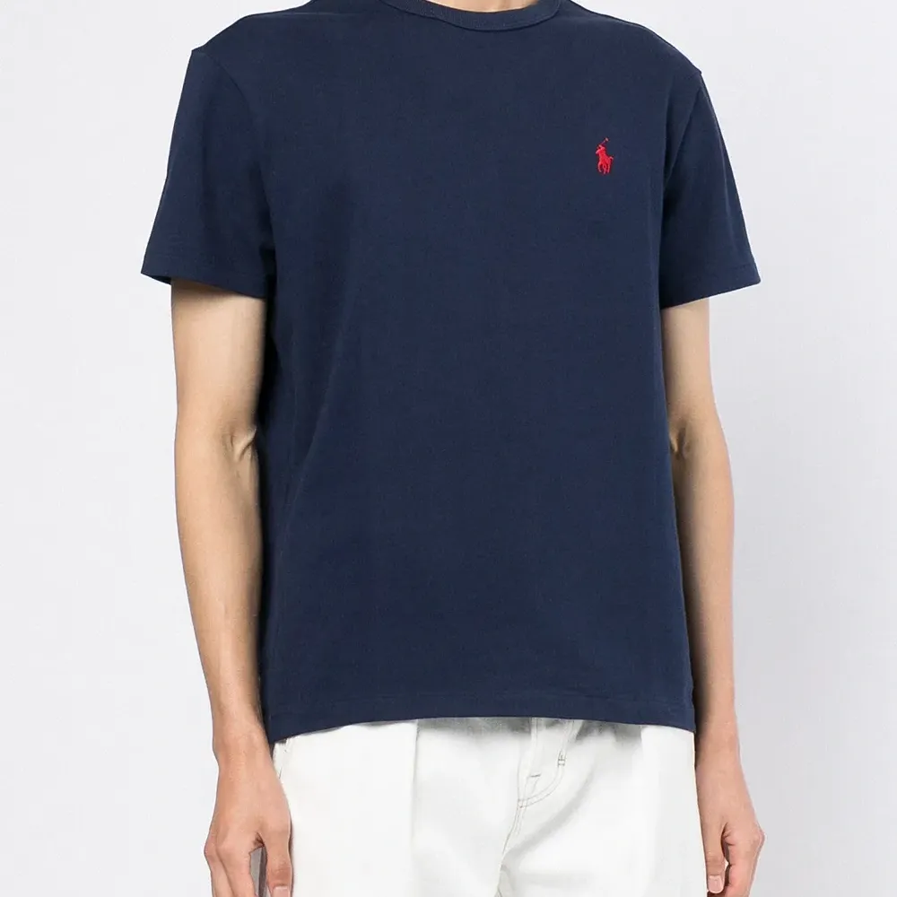 Футболка с вышитым логотипом