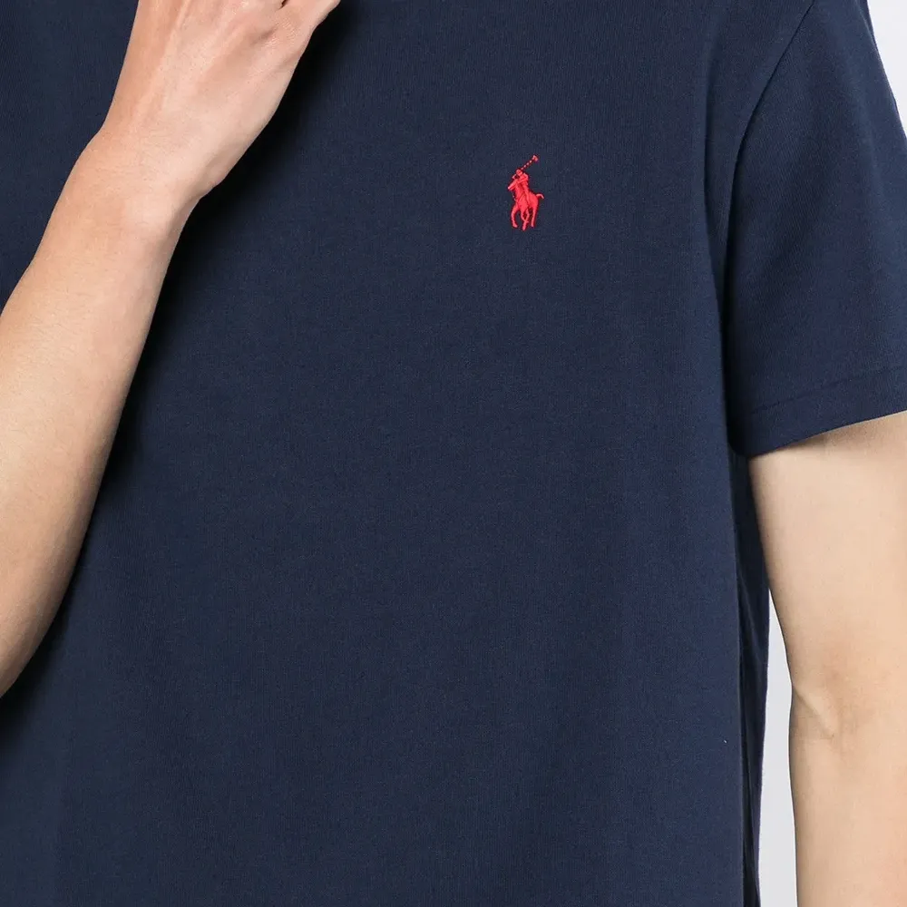 Футболка с вышитым логотипом