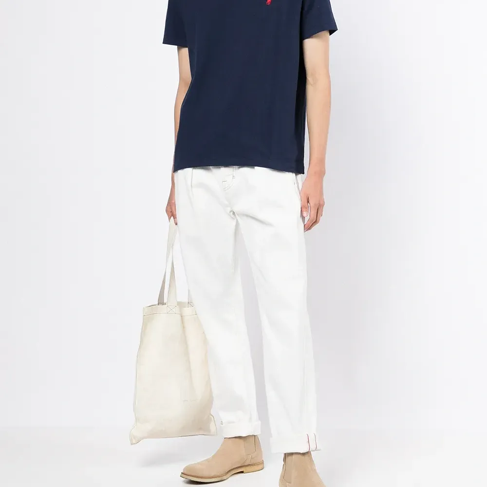 Футболка с вышитым логотипом