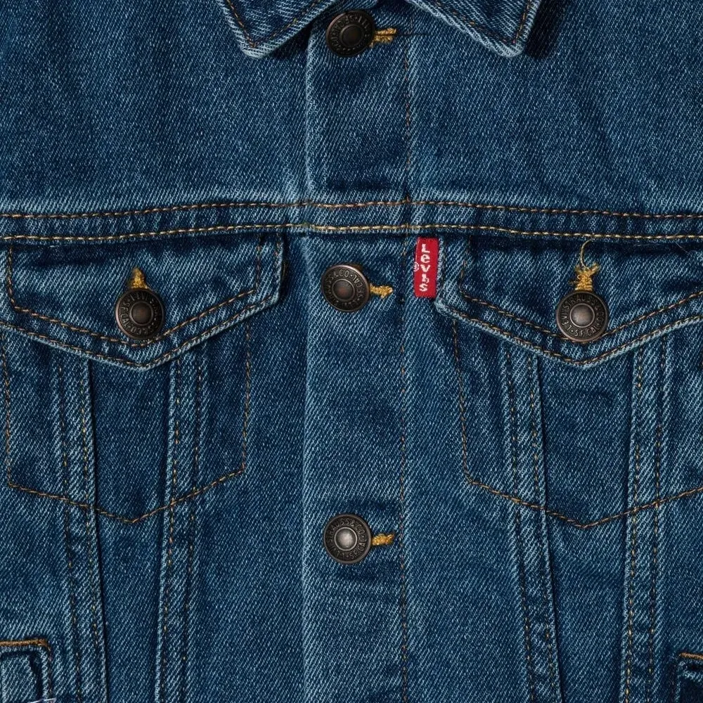 Джинсовая куртка с заостренным воротником