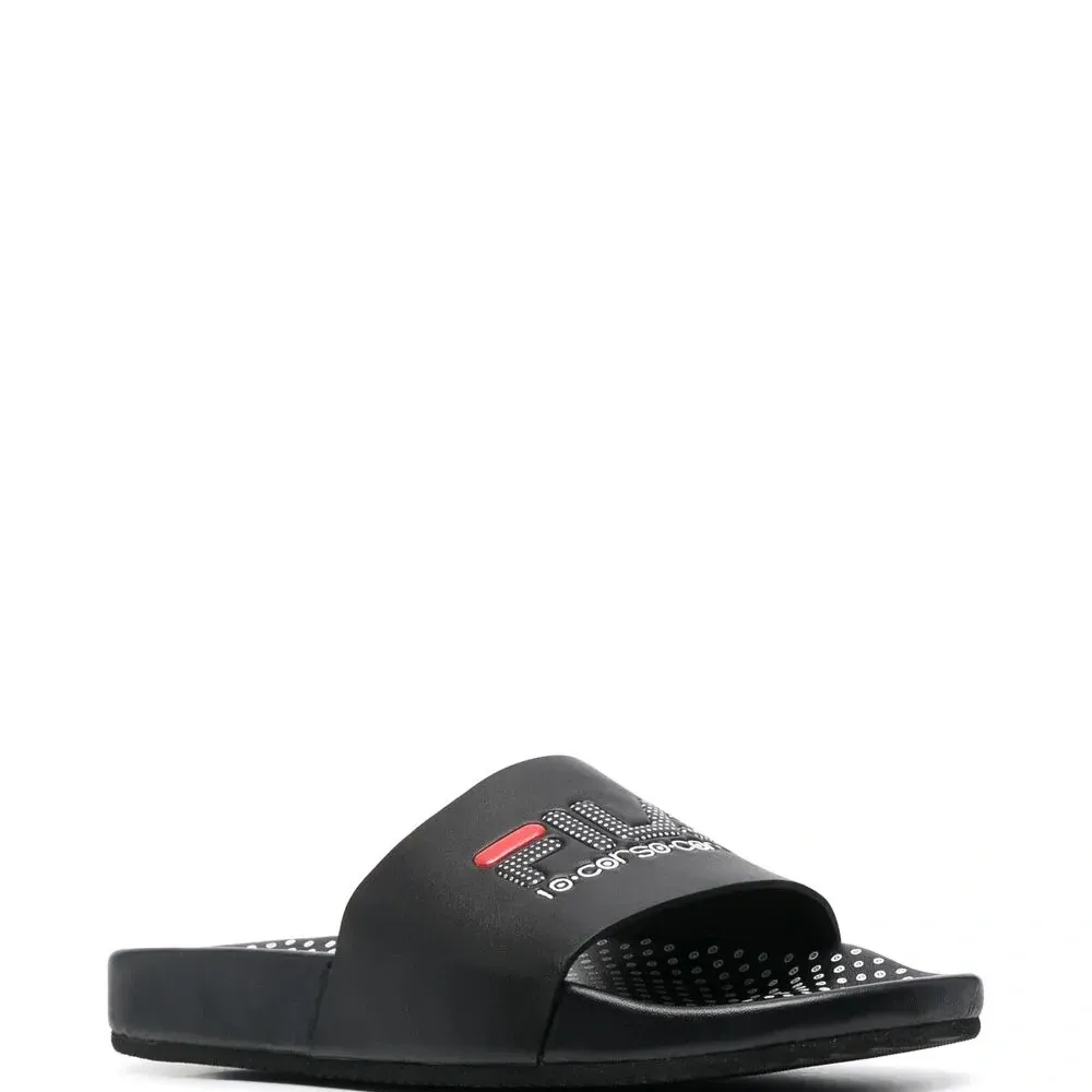 Шлепанцы в горох из коллаборации с Fila