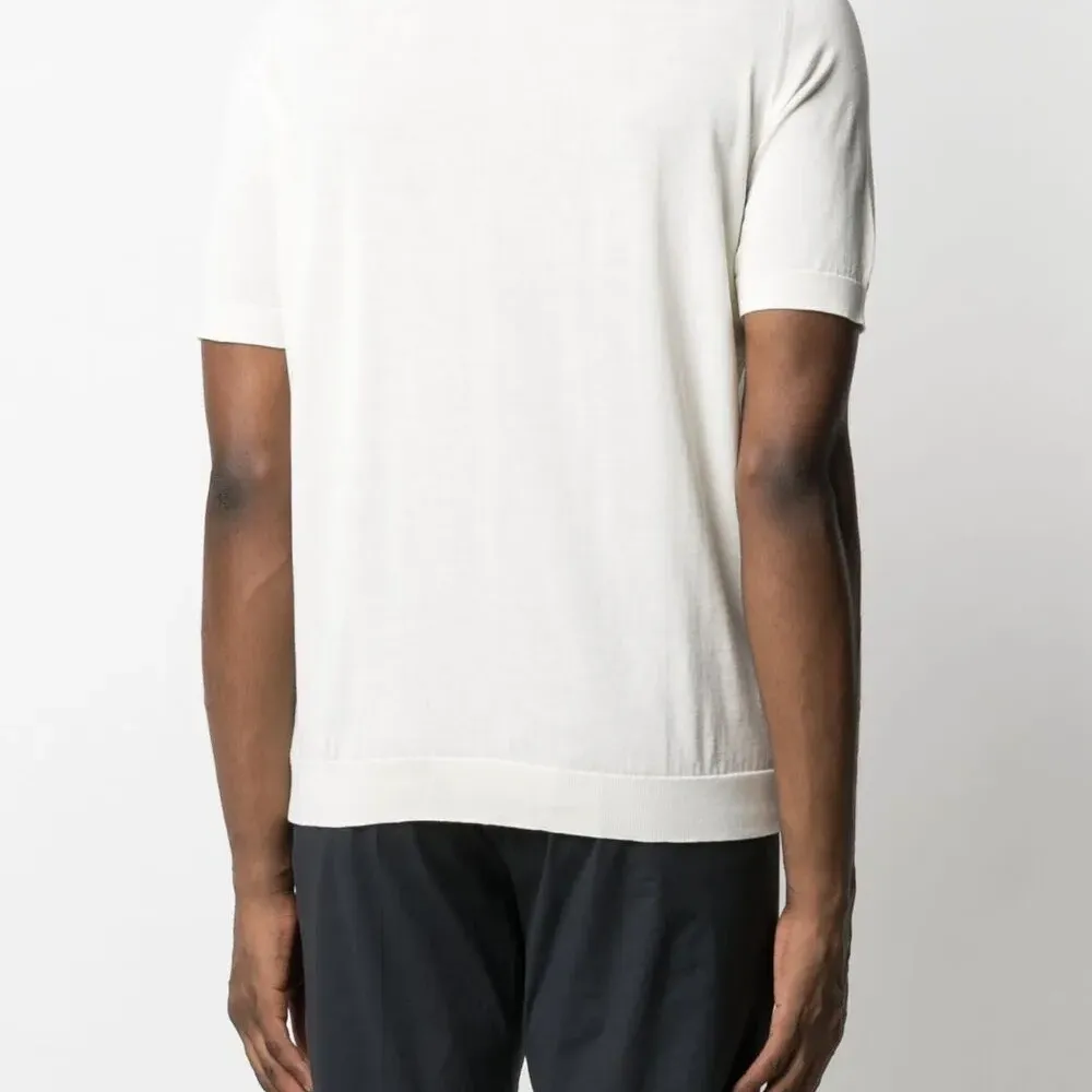 Футболка с заостренным воротником