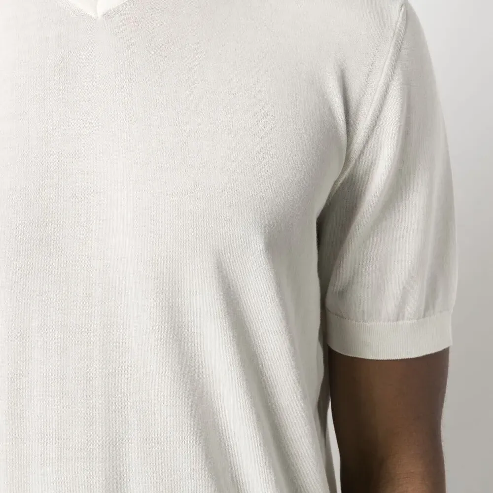 Футболка с заостренным воротником